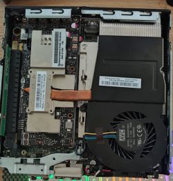 Wnętrze komputera Lenovo typu mini-PC z widocznym chłodzeniem i podzespołami