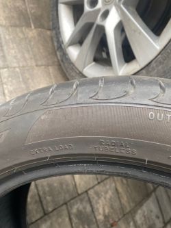 Zdjęcie opony samochodowej z widocznymi napisem EXTRA LOAD i RADIAL TUBELESS oraz lekkim przebarwieniem.