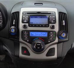 Fabryczne radio i panel klimatyzacji w samochodzie Hyundai i30.