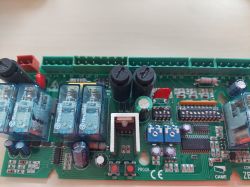 Zbliżenie na płytkę drukowaną z komponentami elektronicznymi.