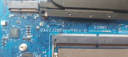 Zbliżenie na płytę główną laptopa z oznaczeniem DA0ZJ2MB8E0 REV E