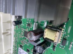 Napuchnięty kondensator 400V 22µF na płytce sterownika pralki