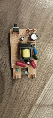 Zbliżenie na płytkę drukowaną ze elementami elektronicznymi.