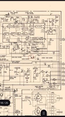Skomplikowany schemat elektroniczny z zaznaczonymi napięciami na pinach.