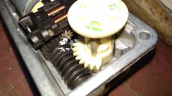 Zbliżenie na mechanizm serwomotoru z widocznymi zębatkami i cewką