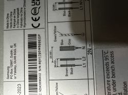 Schemat elektryczny podłączenia płyty indukcyjnej z opisem przewodów.