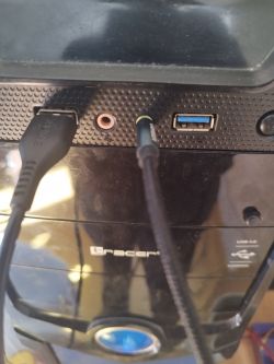 Widok przedniego panelu obudowy komputera z portem USB 3.0 i podłączonymi kablami.
