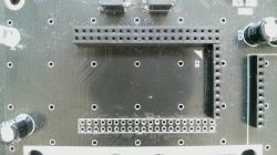 Złącze goldpin 2×20 na czarnej płytce PCB z nietypowym rastrem pinów