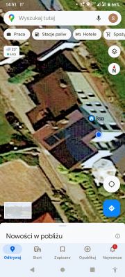 Widok z lotu ptaka na dach domu na mapie Google.
