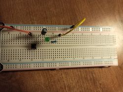 Podłączenie kondensatora do obwodu - błąd w działaniu diody LED, 10µF, 100µF, 5V