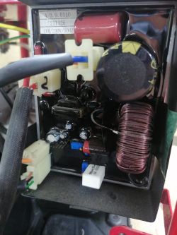 Widok wnętrza modułu inwertera agregatu prądotwórczego Einhell TC-IG 1100