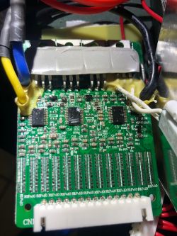 Błąd e10 w Hulajnodze Kaboo po podłączeniu złej ładowarki.