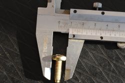 Skoda Superb 2003r - Śruba mocująca uchwyt tylnych drzwi