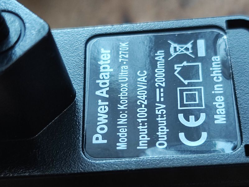 Etykieta zasilacza Korbox Ultra 7210K: napięcie wejściowe 100-240V/AC, wyjściowe 5V/2000mA.