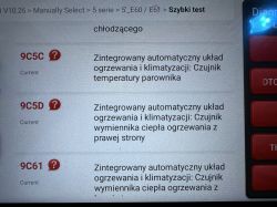 Wyświetlacz diagnostyczny samochodu z trzema aktywnymi błędami związanymi z układem ogrzewania i klimatyzacji.
