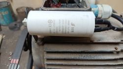 Silnik z podłączonym kondensatorem CBB60 25μF Silnik elektryczny z białym kondensatorem CBB60 25μF zamontowanym z boku obudowy