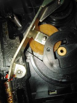 Zbliżenie na mechanizm magnetofonu Unitra Finezja 1, ukazujące uszkodzoną zębatkę napędu.