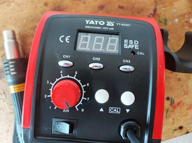 Yato YT-82457 Soldering Station - Control Panel Control panel of the Yato YT-82457 soldering station with LED display and adjustment knob.