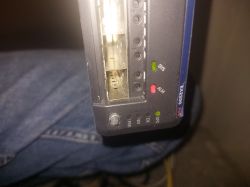 Panel przedni przełącznika Juniper EX2200 z włączonymi diodami SYS i ALM
