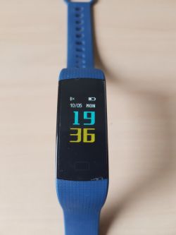Wnętrze opaski fitness tracker (smartband). Czy da się ją przeprogramować?