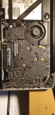 Macbook A1278 nie ładuje - jak sprawdzić ładowarkę i baterię?