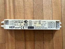 Statecznik elektroniczny HEP LPF118-24 na drewnianym tle, z nadrukowaną specyfikacją i zaciskami po obu stronach.