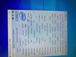 Okno GPU‑Z pokazujące Intel HD Graphics 4000 na tle niebieskiego pulpitu