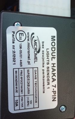 Etykieta modułu haka Micromel 7‑pin „Lights Sender 1” Etykieta modułu haka Micromel 7‑pin na czarnej obudowie, z danymi technicznymi