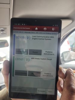 Tablet pokazujący kody błędów U2105 i C0161 w systemie ABS.