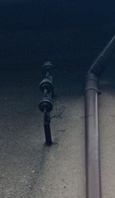 Złącze elektryczne z trzema fazami na ścianie budynku.