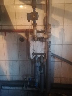 Czy mocniejsza pompa obiegowa zmniejszy stratę ciepła na rurociągu?