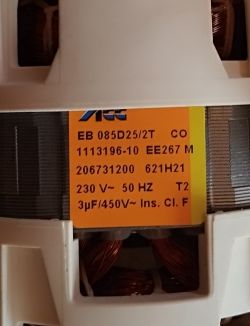 Tabliczka znamionowa elektrycznego silnika z danymi technicznymi.