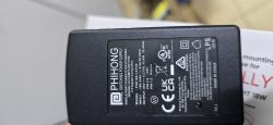 Zasilacz PoE Phihong z etykietą „2.5 Gigabit Compatible” widziany z góry