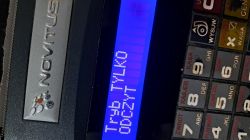 Kaseta fiskalna Novitus Nano E z wyświetlaczem pokazującym komunikat 