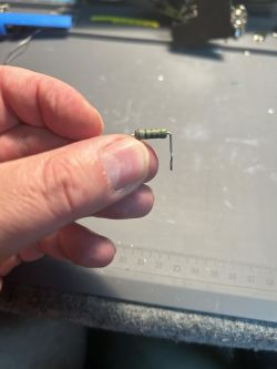 Jakie kolory powinien mieć rezystor 9,3 kΩ? Mój wskazuje 200 Ω z kodu