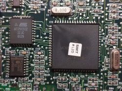 Zbliżenie na płytę główną z widocznymi układami scalonymi i elementami elektronicznymi.