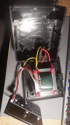 Rozmontowana obudowa z transformatorem i podłączonym panelem elektronicznym