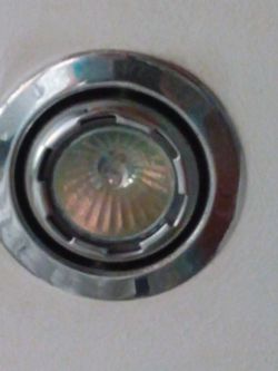 Jak wymienić żarówkę w nietypowej oprawie bez drucików?