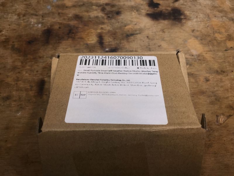 Karton mit Barcode-Etikett Karton mit einem Etikett mit Barcode und Produktinformationen.