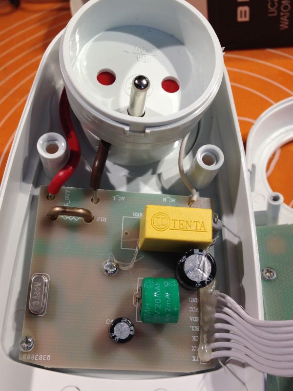 Szczegóły wnętrza watomierza elektronicznego po otwarciu obudowy.