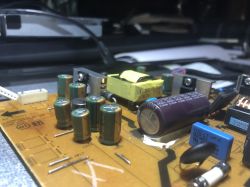 Dell p2212h - monitor włącza się na ułamek sekundy i gaśnie.