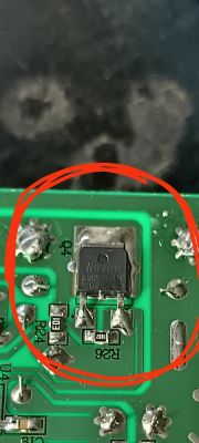 Zbliżenie na płytkę PCB z elementem SMD w obudowie DPAK, zaznaczonym czerwonym okręgiem.