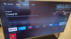 Telewizor z wyświetlonym ekranem startowym aplikacji i powiadomieniem o braku połączenia Wi-Fi.
