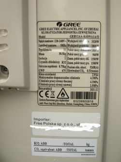 Etykieta techniczna na urządzeniu marki GREE z modelami i parametrami.