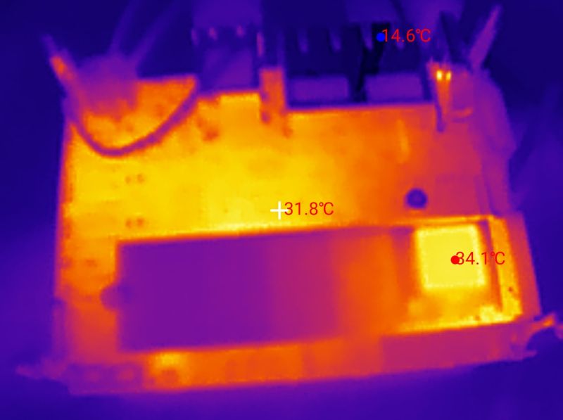 Obraz termowizyjny urządzenia elektronicznego z odczytami 14,6°C, 31,8°C i 34,1°C