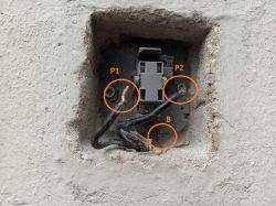 Napięcie w łącznikach schodowych 50V i działa, nie można podłączyć automatu. Napięcie w łącznikach schodowych 50V i działa, nie można podłączyć automatu.