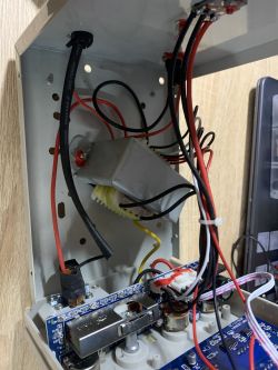 Widok wnętrza zasilacza regulowanego PowerLab 1502D z widocznymi elementami elektronicznymi i okablowaniem.