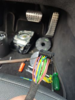 Stara kostka elektryczna w samochodzie z kilkoma kolorowymi kablami.