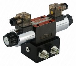 Zawór rozdzielający hydrauliczny z dwiema przezroczystymi cewkami i oznaczeniami 12V DC