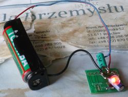Zasilany jedną baterią prototyp układu przetwornicy MCP1624 z czerwonym LED